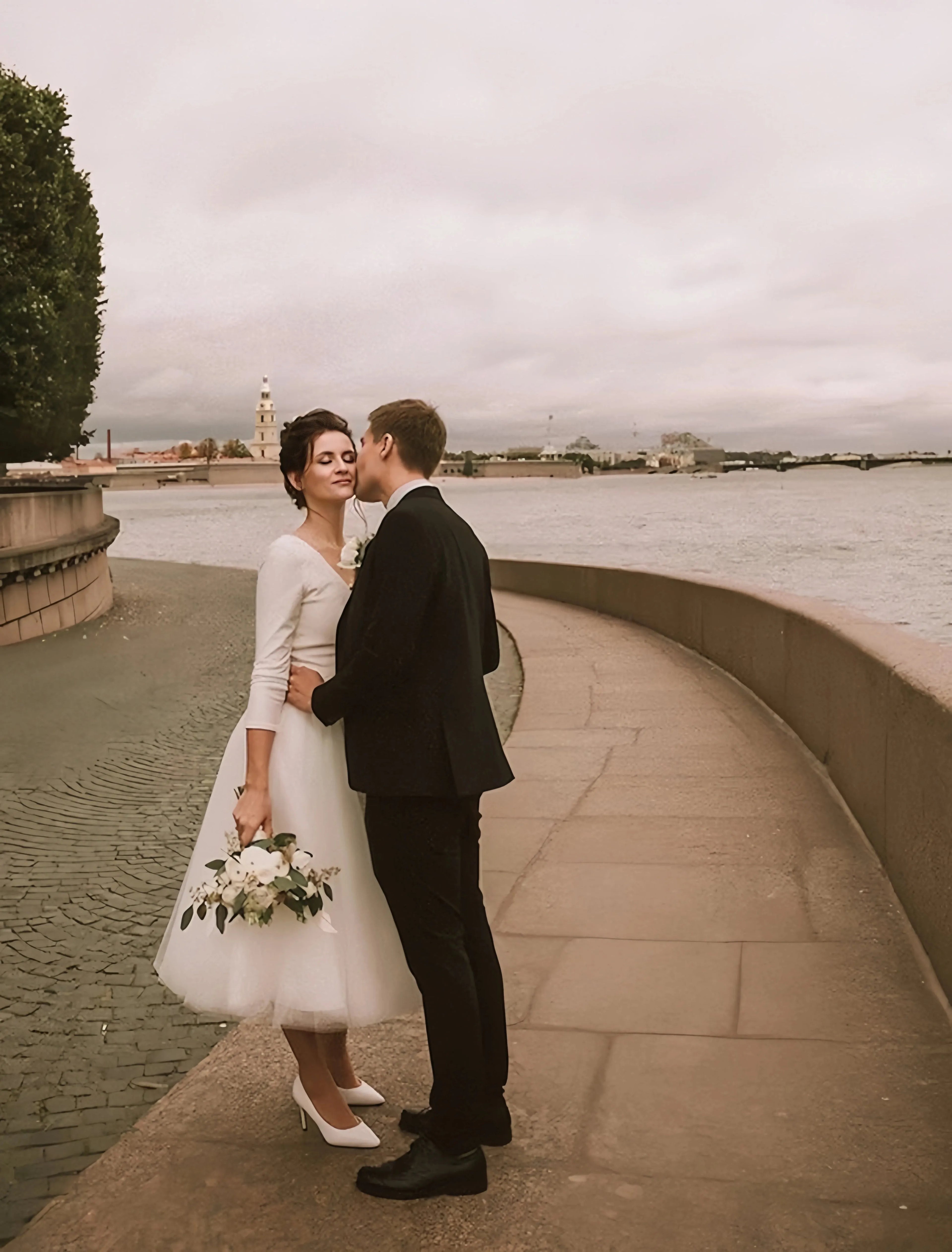 Long Sleeve Tulle V Neck Short Wedding Dress