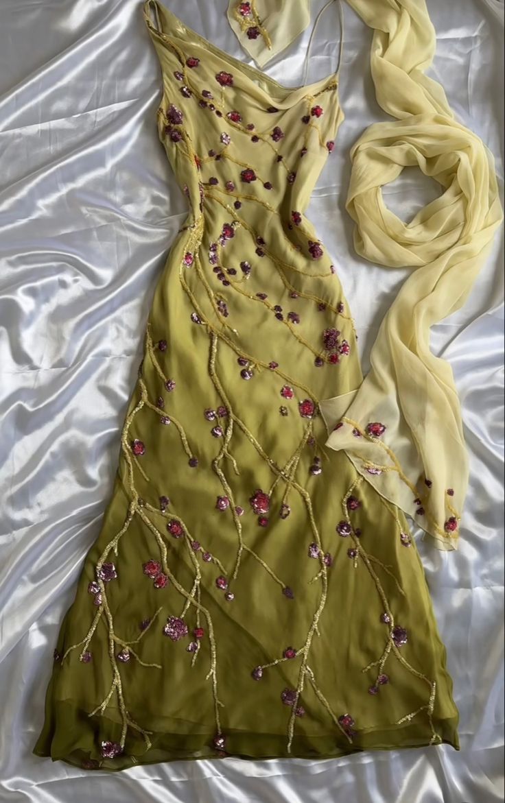 Yellow Green gorgeous exquisite vintage embroidered spaetti strap long ball gown prom dress evening gown