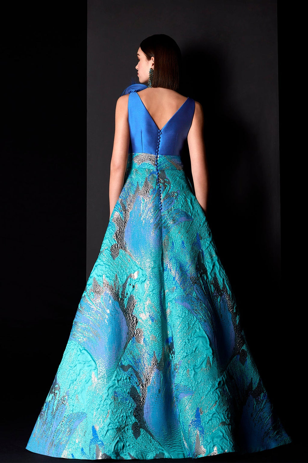 Plunging neckline sleeveless brocade dress