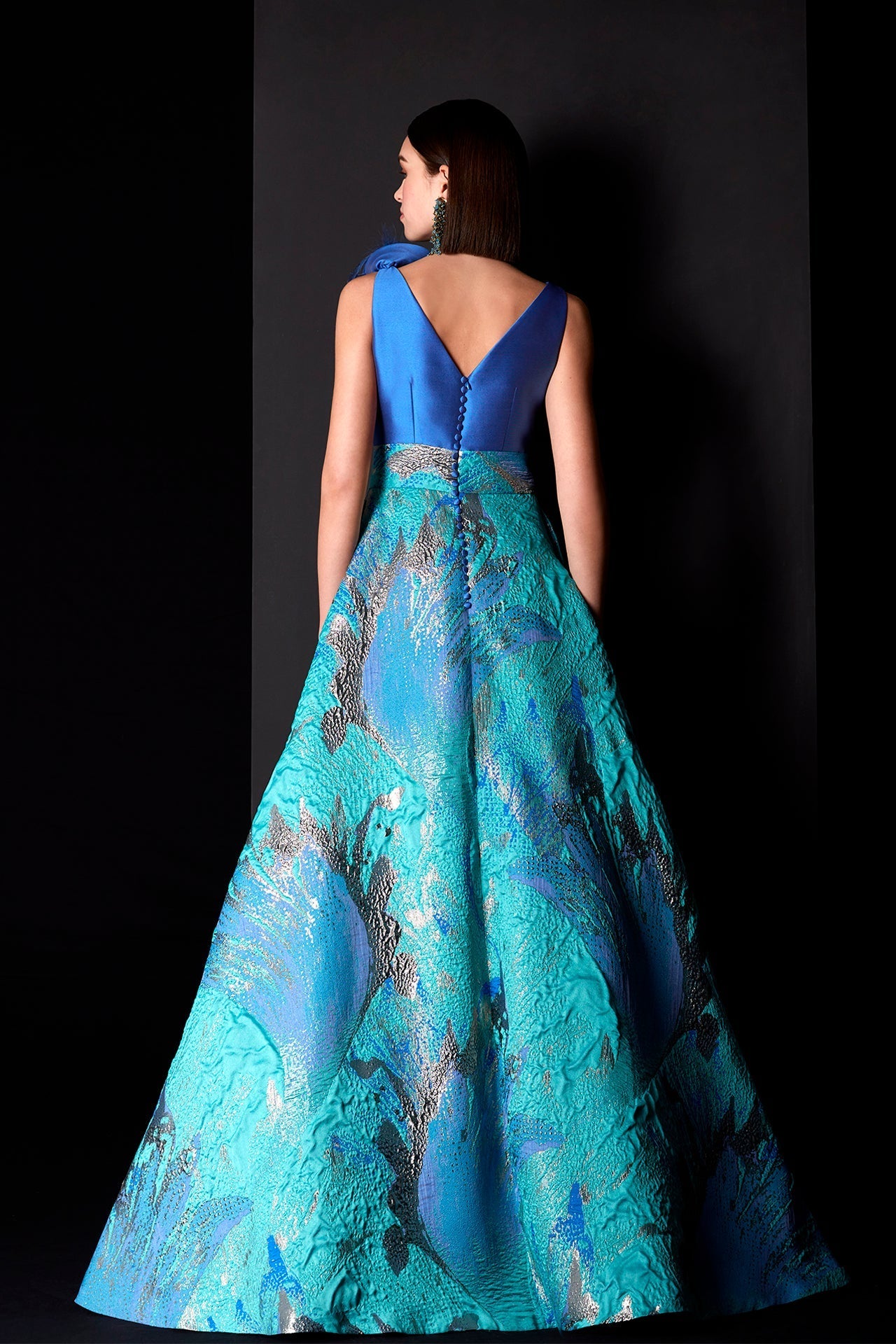 Plunging neckline sleeveless brocade dress